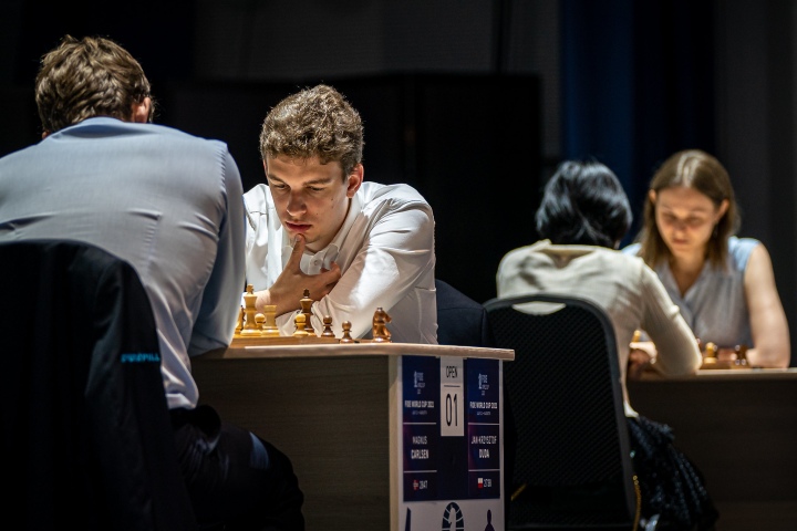 Near-flawless Carlsen takes lead over Duda in Charity Cup final