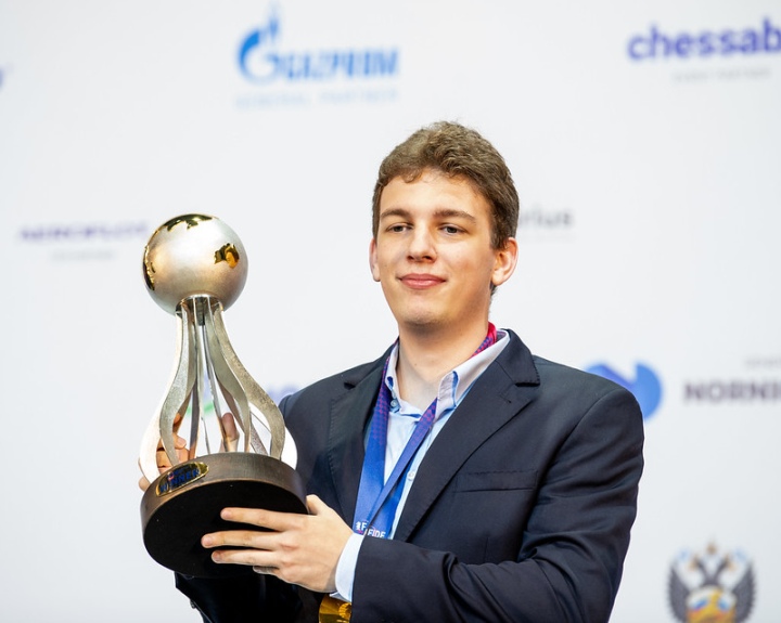 FIDE World Cup Winner and his Trophy : r/chess