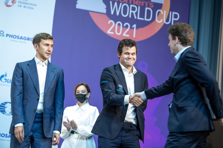 World Cup 2021 winner Jan-Krzysztof Duda shows his win over