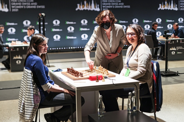 Caruana misses a Tal-like combination, but still wins in Round 8