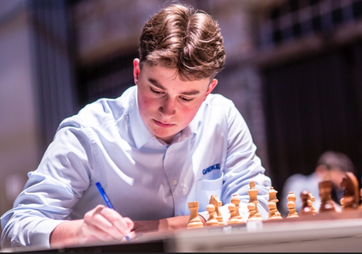 International Chess Federation on X: Iran-born teenager Alireza Firouzja  scored a phenomenal 8/9 and surpassed the 2800 mark in the live ratings.  Alireza will most likely jump to number 2 in the