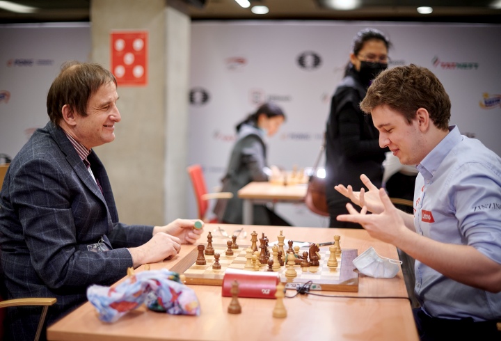 Magnus Carlsen beat reigning World Rapid Champion Nodirbek Abdusattorov on  Day 1