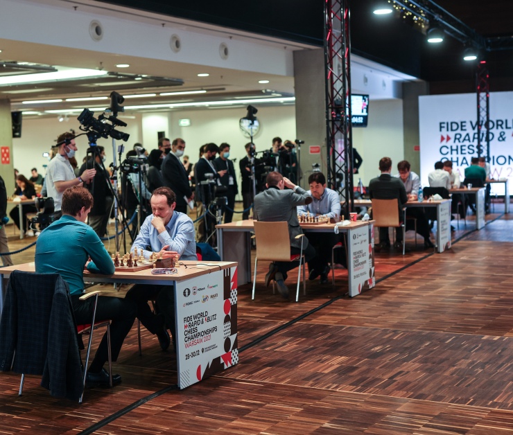 Wide-open race in the World Blitz as Carlsen suffers three defeats