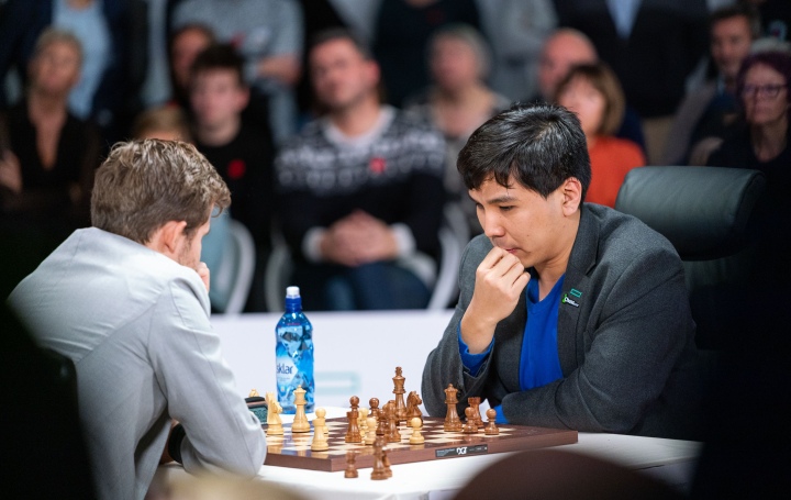 Chessify on X: Wesley So defeats Magnus Carlsen 13.5 - 2.5 to become the  first official FIDE Fischer Random World Champion. (photo by L. Ootes)  Congrats on a crushing victory! #frchess Congrats