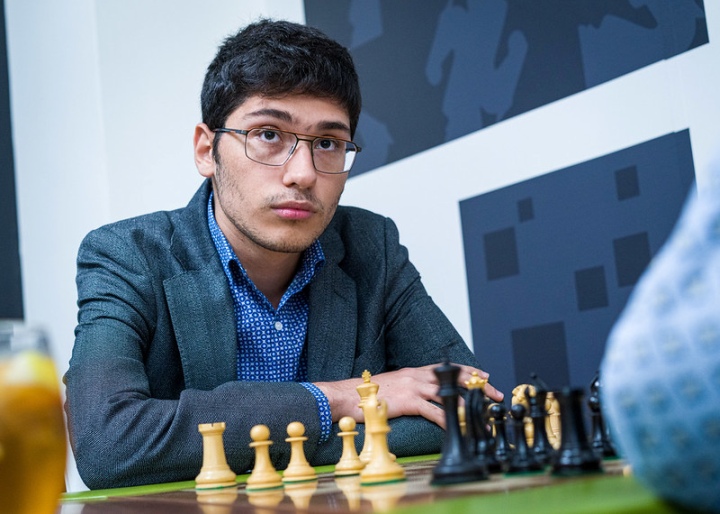 chess24 - Wow! Hans Niemann beats Magnus Carlsen    ✓ with the black pieces ✓ taking the sole lead in the Sinquefield Cup  ✓ crossing 2700 for the 1st