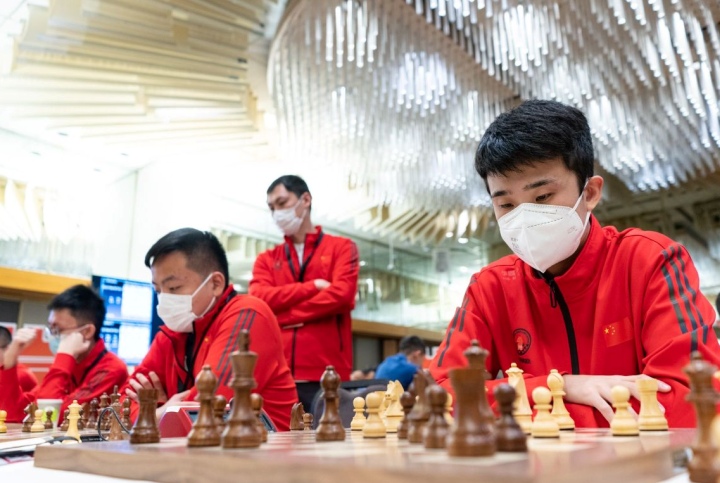 Lu, Shanglei is leading after 10 rounds of the Chinese Chess