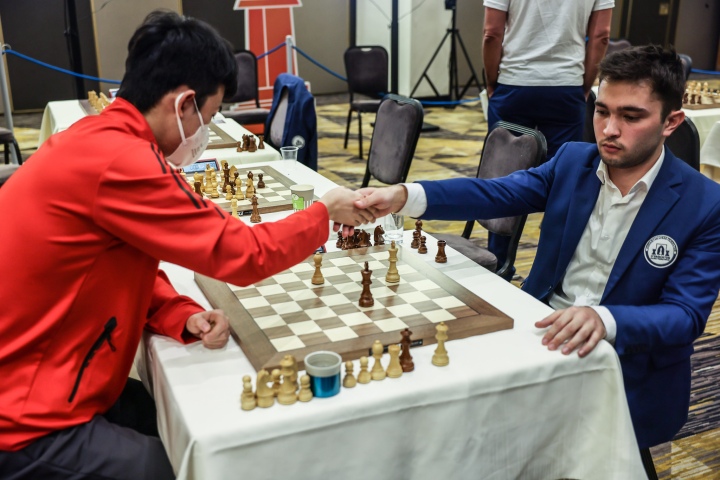 Lu, Shanglei is leading after 10 rounds of the Chinese Chess