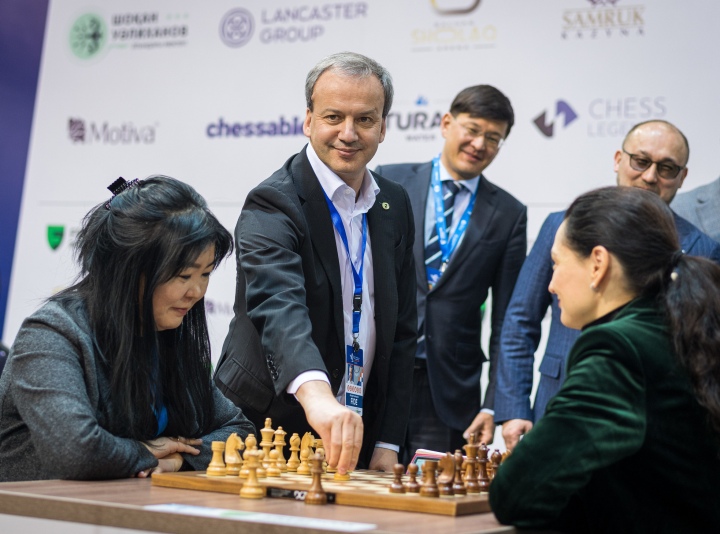 Magnus Carlsen beat reigning World Rapid Champion Nodirbek Abdusattorov on  Day 1