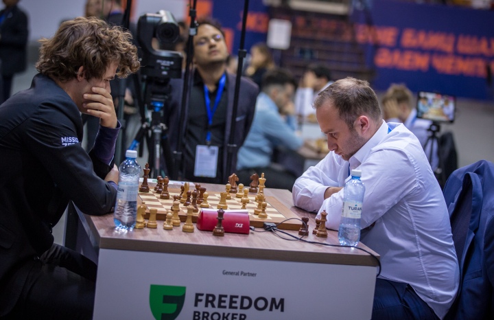 Carlsen edges into lead against Anish