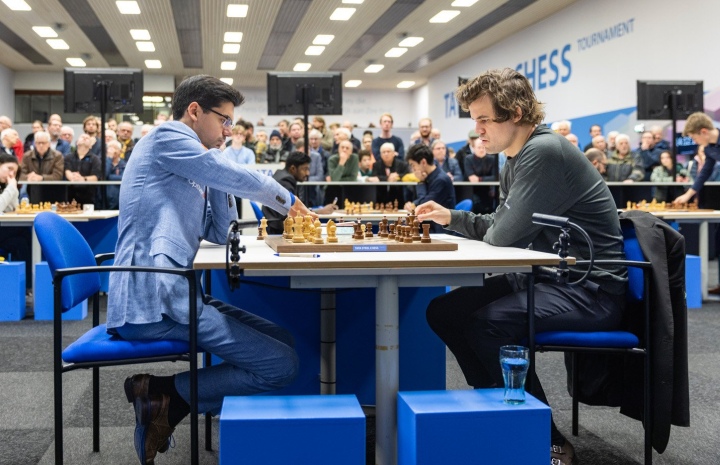 Carlsen edges into lead against Anish