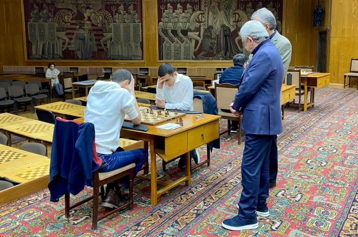 The chess games of Manuel Petrosyan