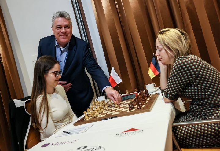 International Chess Federation on X: Former Women's World Champion and  winner of the 2021 FIDE Women's World Cup, GM Alexandra Kosteniuk, made the  ceremonial first move today in the game between Richard