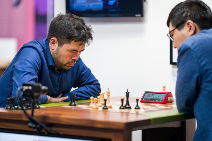 Después de tres tablas sólidas, Nakamura aprovechó su oportunidad para ganar el juego, el partido y el título. Foto cortesía de Saint Louis Chess Club, Lennart Ootes