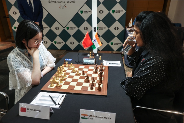 Stefanova Leads Women's World Chess Blitz in Batumi after 9 Rounds;  Kosteniuk, Koneru, Harika Right Behind ~ Chess Magazine Black and White