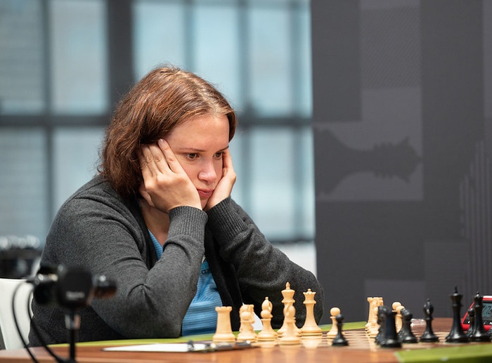 Anna Zatonskih plays multiple games of chess