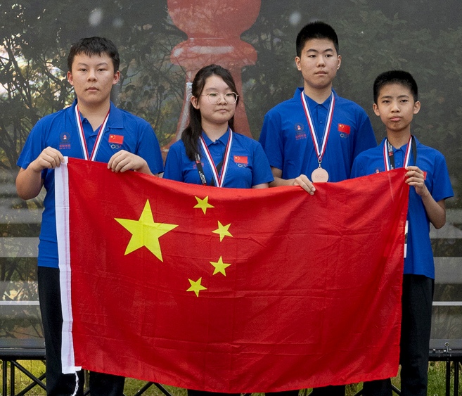 China won de FIDE World Junior U16 Olympiade in Eindhoven, Nederland.