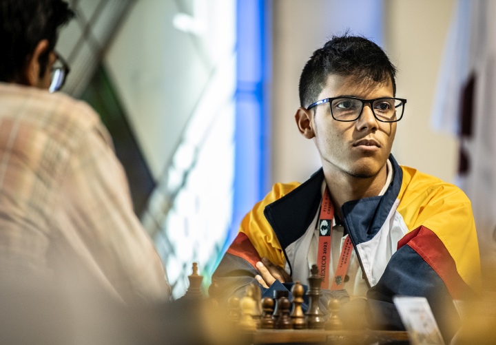 World Junior Championship: No changes at the top after drawish Round 8