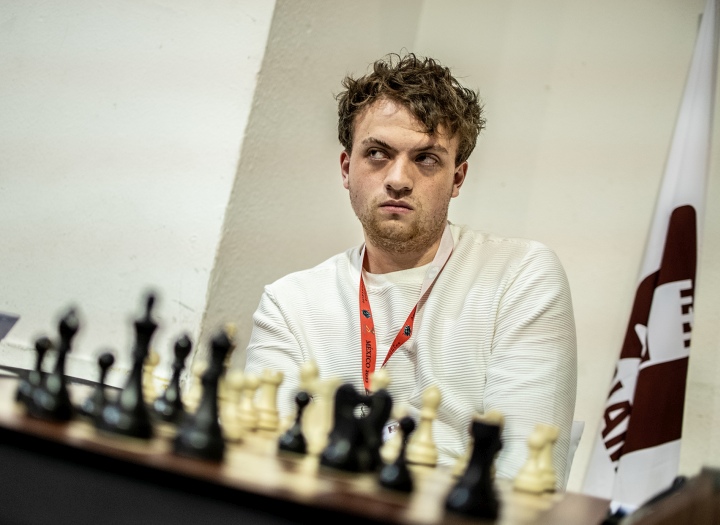 World Junior Championship: No changes at the top after drawish Round 8