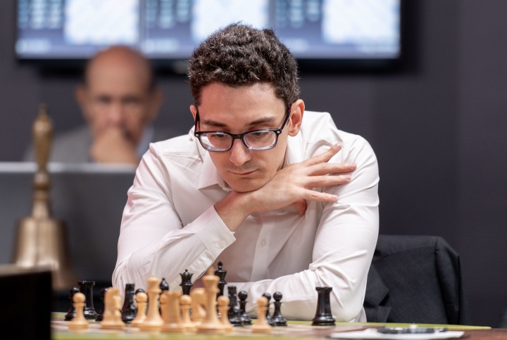 Fabiano Caruana signing the chess boards! #chess #FIDEWorldCup