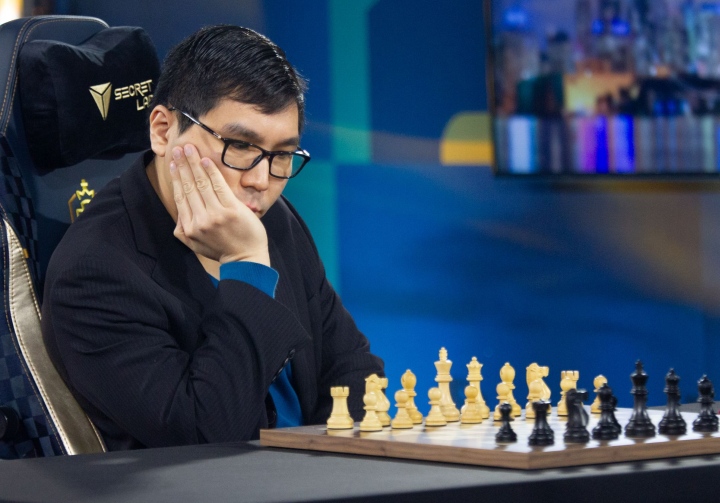 St. Louis, United States. 28th Aug, 2019. Chess Grand Master Magnus Carlsen of Norway, makes a move during the final round of play against Grand Master Maxime Vachier-Lagrave of France in the