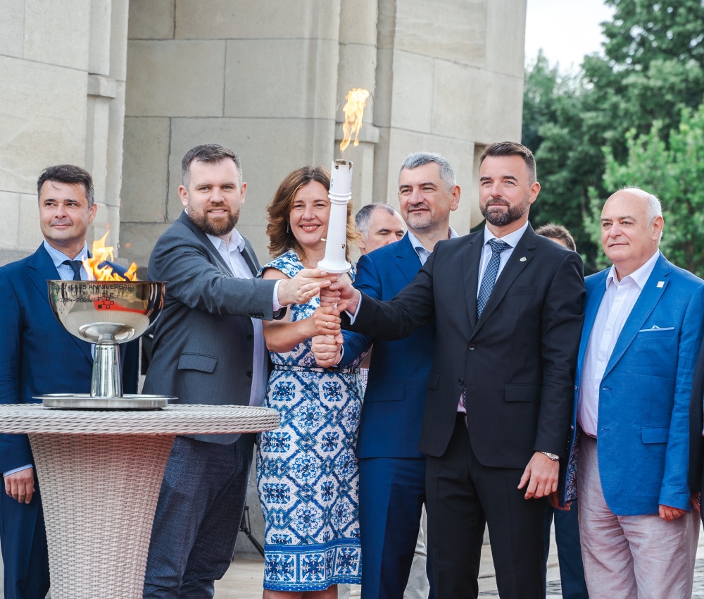 FIDE Torch Arrives at the Triumphal Arch in Bucharest