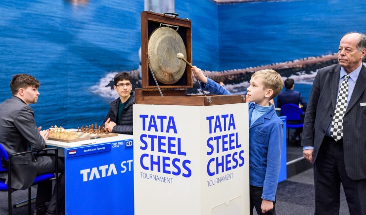 Carlsen moves closer to the leader after 10 rounds of the Tata Steel  Masters