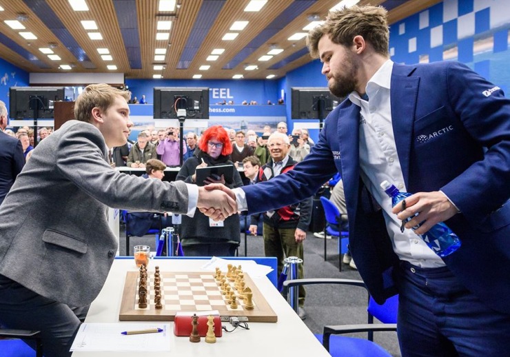 NASTY QUEEN SACRIFICE: Magnus Carlsen loses in 18 Moves 