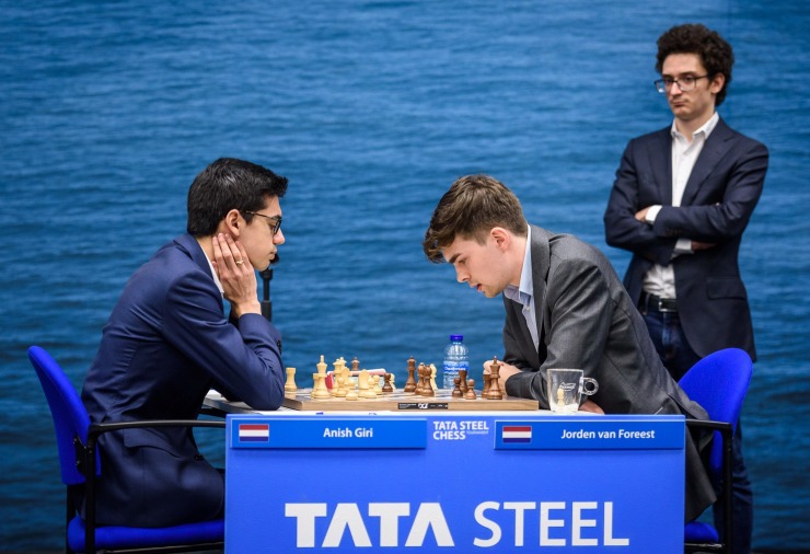 Tata Steel 11: Carlsen on brink after Dubov drops out