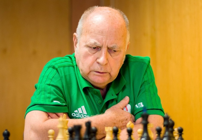 FIDE distributes €35,000 among veterans