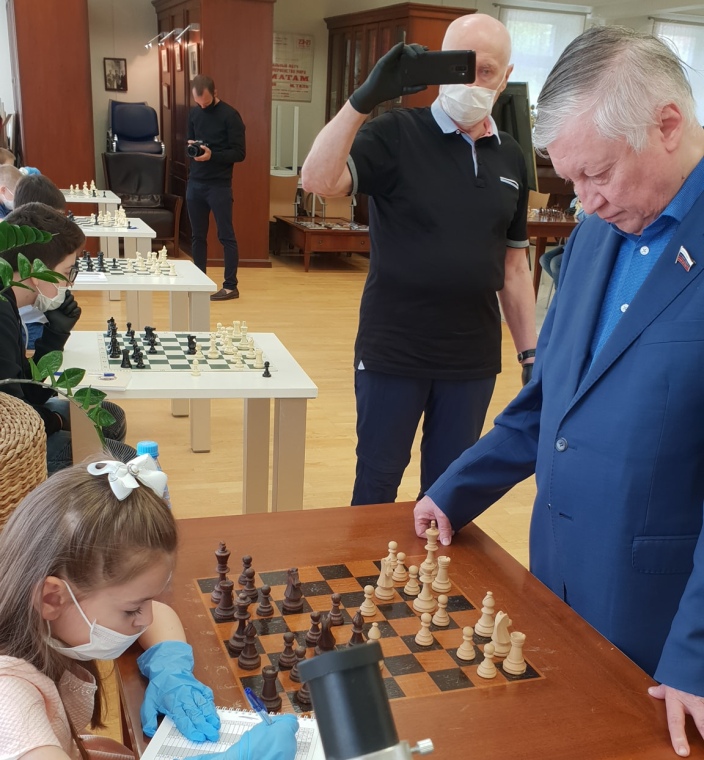 FIDE and Anatoly Karpov give master-class to young players on